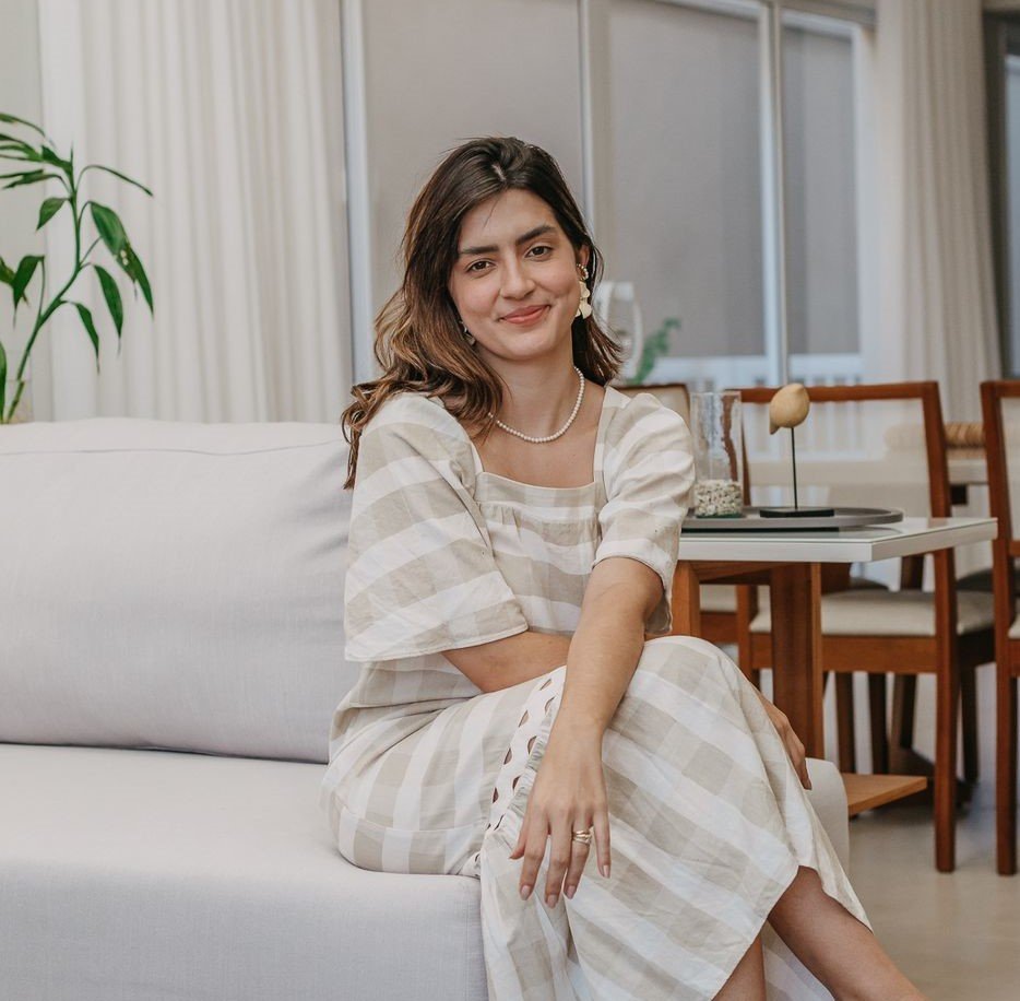 <a href="https://www.instagram.com/studiodomov/" target="_blank">Beatriz Dias</a>
