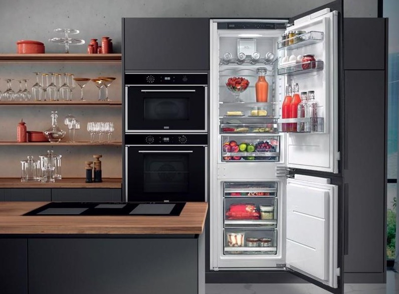 Refrigerador Franke integrado em cozinha contemporânea com madeira e contraste escuro